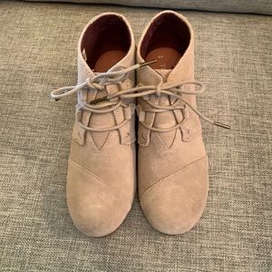 Toms Wedged Booties In Taupe Size 8